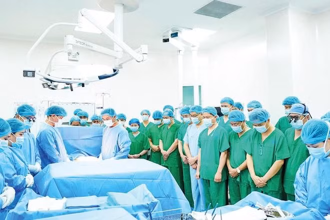 Giây phút đội ngũ y, bác sĩ tri ân người hiến tạng nhân đạo.