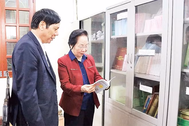 Chủ tịch Hội Khuyến học Việt Nam Nguyễn Thị Doan thăm trung tâm học tập cộng đồng Đông Thọ.