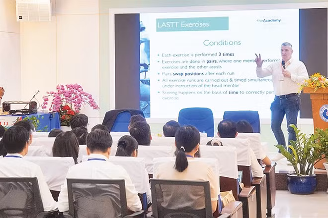 Chuyên gia quốc tế truyền đạt kiến thức về kỹ thuật nội soi sản phụ khoa chuẩn mực châu Âu.