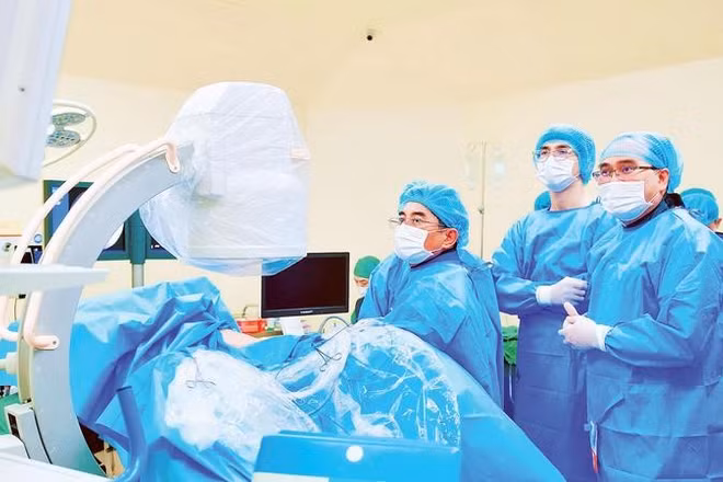Ê-kíp bác sĩ Bệnh viện đa khoa Xuyên Á phẫu thuật laser điều trị bệnh về tiết niệu.