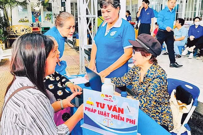 Cô Hoàng Thị Lợi tham gia tư vấn pháp luật miễn phí cho bà con.