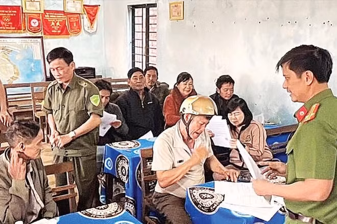 Lực lượng Công an tỉnh Gia Lai tuyên truyền người dân nâng cao tinh thần tố giác tội phạm trên địa bàn tỉnh.