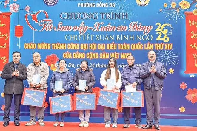 Công đoàn phường Đống Đa trao quà Tết đến tay đoàn viên, người lao động trên địa bàn.