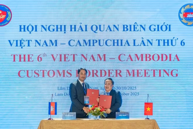 Hải quan hai nước ký kết ghi nhớ hợp tác.