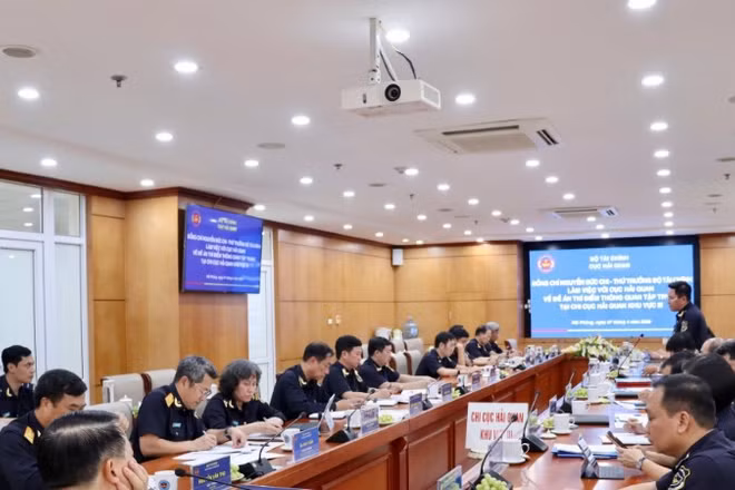 Thứ trưởng Tài chính Nguyễn Đức Chi làm việc với Cục Hải quan về Đề án thí điểm thông quan tập trung.