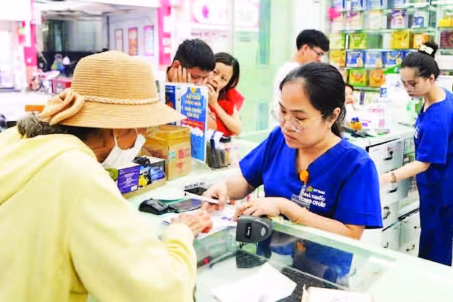 Người dân mua thuốc trên đường Hai Bà Trưng, phường Tân Định. (Ảnh THẾ ANH)
