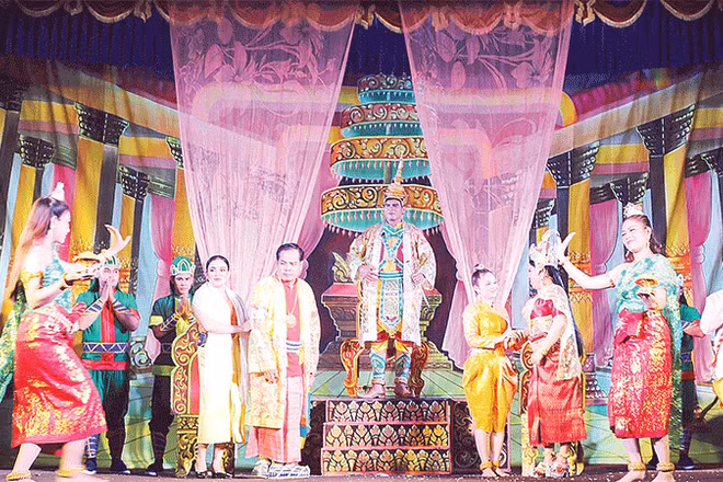 Đoàn nghệ thuật Khmer Ánh Bình Minh của tỉnh Vĩnh Long biểu diễn loại hình nghệ thuật sân khấu Dù kê.