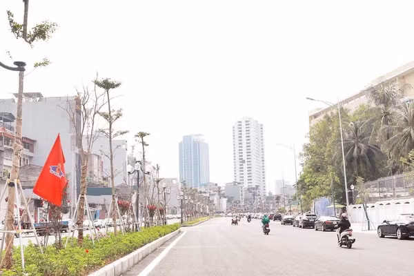 Một phần của Dự án đường Vành đai 1, đoạn Hoàng Cầu-Voi Phục đã được thi công hoàn chỉnh để phục vụ nhu cầu đi lại của người dân (Ảnh THÁI HỒNG)
