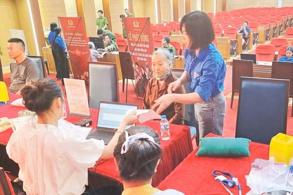 Tuổi trẻ xã Thuận An hỗ trợ thân nhân liệt sĩ tham gia lấy mẫu sinh phẩm ADN.