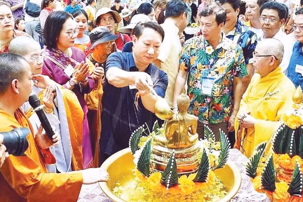 Các sư thầy và đại biểu thực hiện nghi thức tắm Phật.