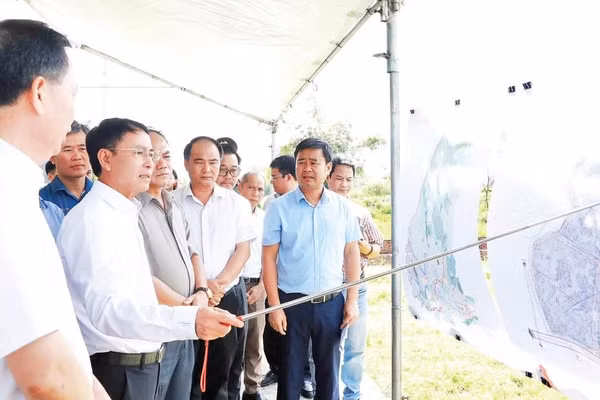 Lãnh đạo Thành phố Hà Nội kiểm tra tiến độ Dự án đầu tư xây dựng hạ tầng kỹ thuật Khu công nghiệp sạch Sóc Sơn (Ảnh VƯƠNG VÂN)