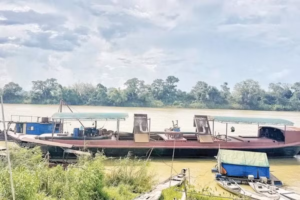 Nhiều phương tiện vận chuyển, khai thác cát sỏi trên địa bàn tỉnh Nghệ An nằm bờ do chưa được đăng kiểm.