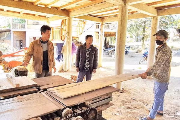 Bí thư Chi bộ thôn Pa Hy Hồ Văn Được (ngoài cùng, bên trái) thăm hỏi, động viên người dân chuyển đổi ngành nghề phù hợp, hiệu quả.