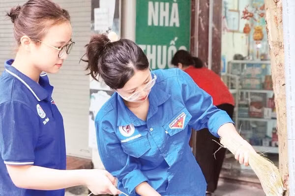 Tuổi trẻ phường Phúc Lợi tích cực tham gia tôn tạo, bảo vệ cảnh quan, môi trường qua các phong trào thi đua.