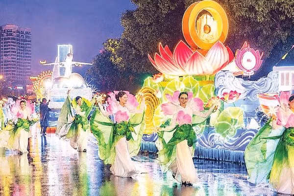 Đoàn diễu hành mở màn Carnival Nghệ An 2026 trên đường phố Vinh.