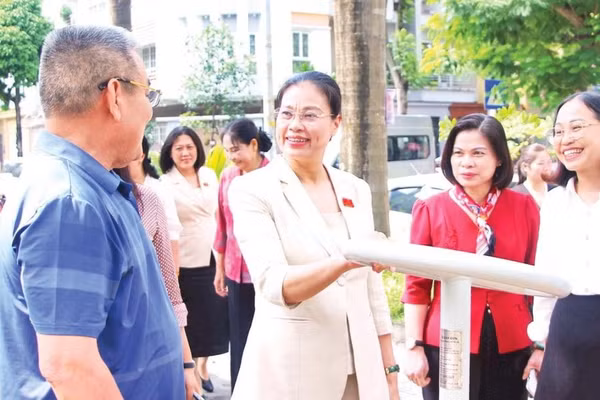 Đoàn giám sát của Hội đồng nhân dân Thành phố Hà Nội khảo sát khu vực thiết bị tập ngoài trời tại Nhà văn hóa tổ dân phố Phú La 2, phường Kiến Hưng (Ảnh TIẾN THÀNH)