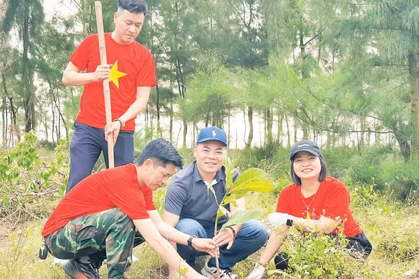 Xã Thạch Khê huy động lực lượng, nguồn lực trồng rừng bổ sung, thay thế diện tích rừng phòng hộ ven biển bị hư hại do thiên tai.