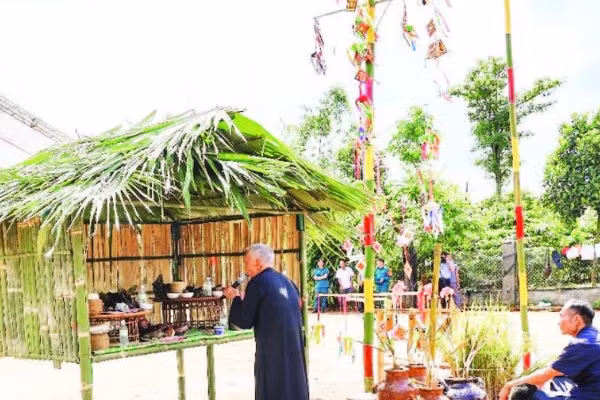 Thầy cúng thực hiện nghi lễ cúng truyền thống.