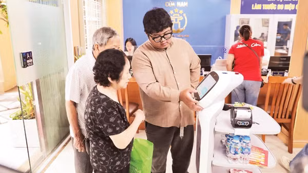 Người dân làm các thủ tục tại điểm phục vụ hành chính công phường Cửa Nam, thành phố Hà Nội. (Ảnh: KHÁNH AN)