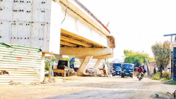 Chậm chạp trong thi công khiến cuộc sống của người dân dọc hai bên tuyến Quốc lộ 14E bị đảo lộn hoàn toàn.