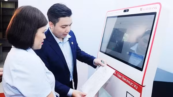 Người dân được tiếp cận hệ thống sao chép và cung cấp bản xác thực điện tử tại trung tâm hành chính công. (Ảnh: NAM ANH)