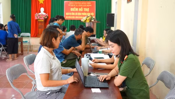 Cán bộ phường Đông Tiến (tỉnh Thanh Hóa) triển khai mô hình “Dịch vụ công lưu động” hỗ trợ người dân, doanh nghiệp thực hiện thủ tục hành chính. (Ảnh: ĐÔNG TIẾN)
