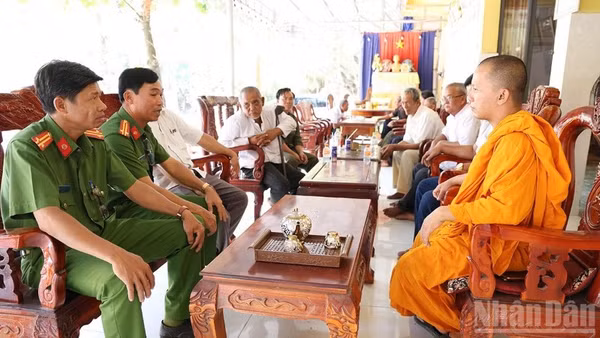 Công an xã An Cư tiếp xúc, trao đổi với trụ trì chùa Văn Râu về công tác tuyên truyền phòng, chống ma túy.