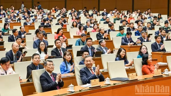 Tổng Bí thư, Chủ tịch nước Tô Lâm, Thủ tướng Chính phủ Lê Minh Hưng, cùng các đại biểu dự phiên bế mạc Kỳ họp không thường lệ thứ nhất, Quốc hội khóa XVI. (Ảnh: DUY LINH)