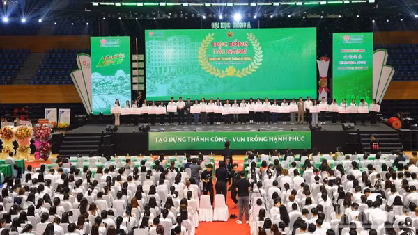 Trường đại học Đông Á trao hàng nghìn suất học bổng cho tân sinh viên. (Ảnh: ANH ĐÀO)