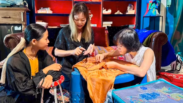 Nhà thiết kế Trịnh Bích Thủy (ở giữa) dành nhiều tâm huyết cho việc tìm hiểu, gìn giữ và phát huy giá trị của lụa Việt. (Ảnh: Nhân vật cung cấp)