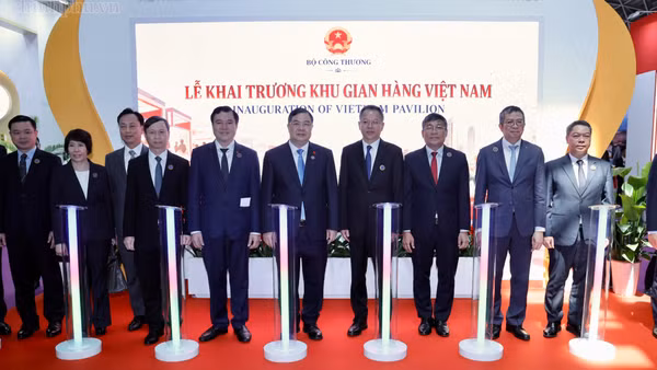 Phó Thủ tướng Thường trực Phạm Gia Túc dự Lễ khai trương Khu gian hàng Việt Nam. (Ảnh: chinhphu.vn/Phương Nguyên)