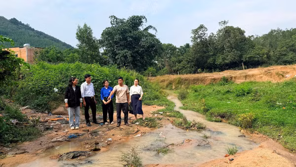Ông Lý Văn Chung, Trưởng thôn Tân Thành (mặc áo xám) cùng với tổ công tác xã Tánh Linh khảo sát những khu vực bị sạt lở. (Ảnh: THANH HẢI)