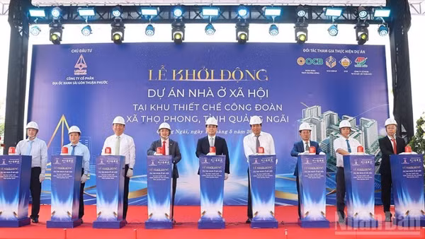 Thực hiện nghi thức khởi động dự án nhà ở xã hội tại Khu thiết chế Công đoàn Quảng Ngãi.