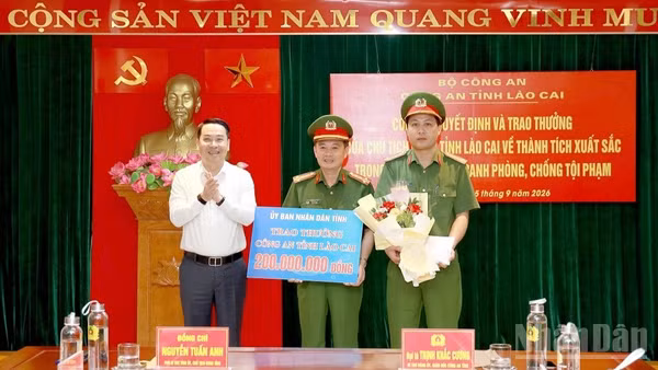 Đồng chí Nguyễn Tuấn Anh, Chủ tịch Ủy ban nhân dân tỉnh trao thưởng 200 triệu đồng cho Ban chuyên án. (Ảnh: THANH SƠN)