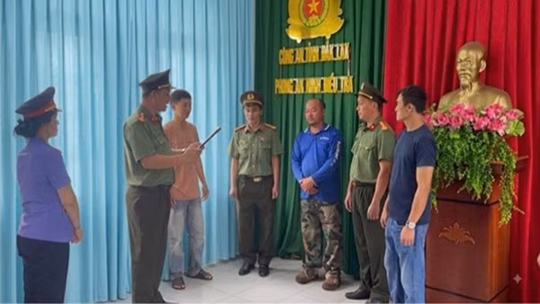 Cơ quan An ninh điều tra, Công an tỉnh Đắk Lắk tống đạt quyết định và lệnh bắt bị can để tạm giam đối với Hồ Viết Hợi (người đứng thứ 3 từ phải sang). (Ảnh: Công an tỉnh Đắk Lắk)
