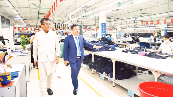 Giới chức Ấn Độ thăm Tổng công ty May 10 ở Hà Nội. (Ảnh: Đại sứ quán Ấn Độ tại Việt Nam)