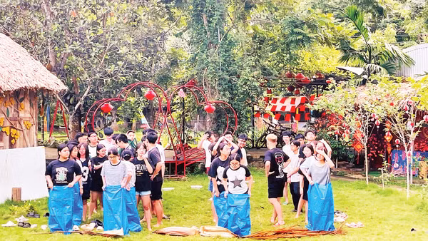 Trẻ em tham gia hoạt động vui chơi ngoài trời. (Ảnh: HẢI MINH)