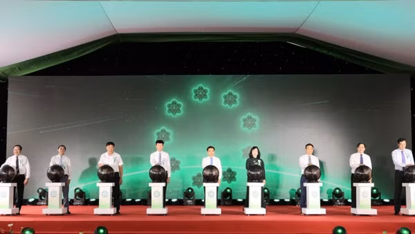 Các đại biểu bấm nút khai trương hoạt động Bệnh viện Bạch Mai cơ sở Ninh Bình