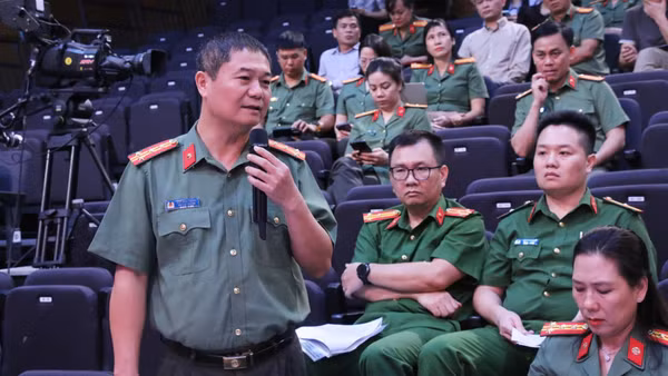 Đại tá Ngô Đức Thắng, Phó Cục trưởng Cục Pháp chế và cải cách hành chính, tư pháp (Bộ Công an) giải đáp các câu hỏi của phóng viên. (Ảnh: NHẬT TRƯỜNG)