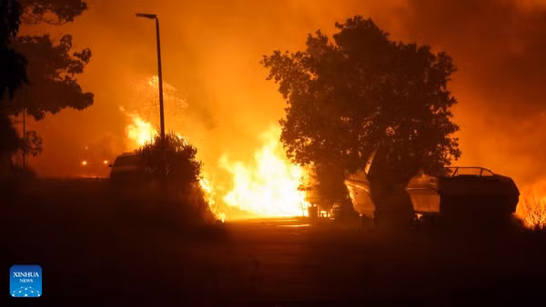 Cháy rừng dữ dội tại thị trấn ven biển Omis, Croatia, ngày 13/8/2026. (Ảnh: Xinhua)