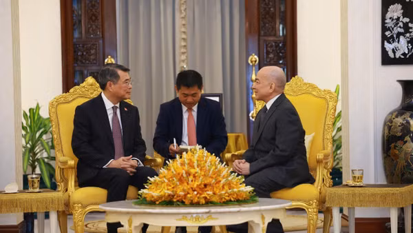 Thủ tướng Chính phủ Lê Minh Hưng đã đến chào Quốc vương Campuchia Norodom Sihamoni. (Ảnh: Dương Giang/TTXVN)