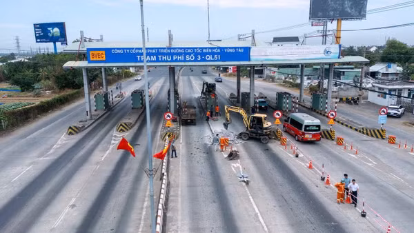 Cảnh tháo dỡ Trạm thu phí T3 sáng 4/2.