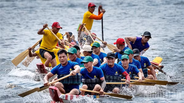 Giải đua ghe truyền thống trên sông Hương hướng về kỷ niệm 81 năm Cách mạng Tháng Tám thành công và Quốc khánh 2/9. (Ảnh: Lê Nhật Quang)