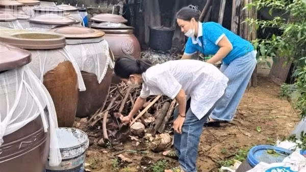 Người dân được khuyến cáo dọn vệ sinh quanh nhà, lật úp dụng cụ chứa nước không cần thiết để tránh muỗi sinh sôi. (Ảnh: CDC Nghệ An)