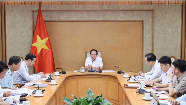 Phó Thủ tướng Lê Tiến Châu chủ trì cuộc họp về tình hình in, phát hành và cung ứng sách giáo khoa năm học 2026-2027. (Ảnh: chinhphu.vn/Thu Sa)