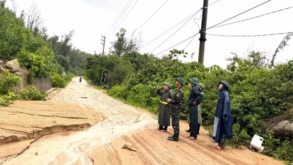 Các đồng chí lãnh đạo xã Cẩm Trung, tỉnh Hà Tĩnh kiểm tra, rà soát các khu vực sạt lở để chủ động ứng phó.