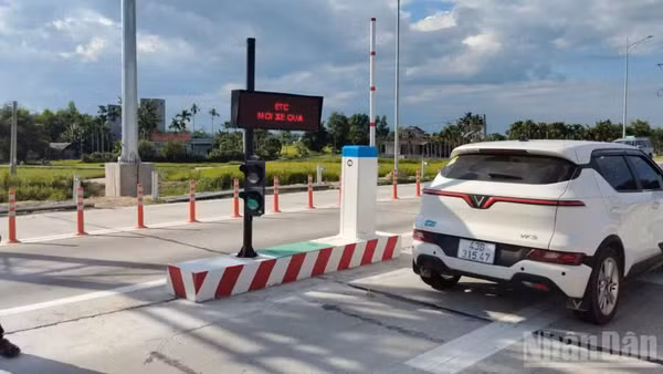 Xe qua trạm thu phí không dừng.