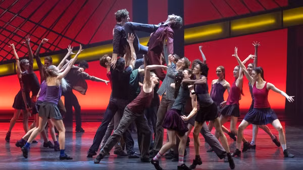 Boris Eifman dựng phiên bản mới vở “Eugene Onegin” dựa trên tác phẩm của đại thi hào Puskin, nhưng lấy bối cảnh của xã hội nước Nga đầy biến động của những năm 90 của thế kỷ trước. (Ảnh: Ban tổ chức)