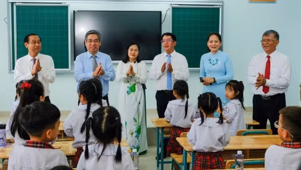 Các đại biểu tham quan Trường tiểu học Trần Đại Nghĩa, phường Bình Hưng Hòa, Thành phố Hồ Chí Minh