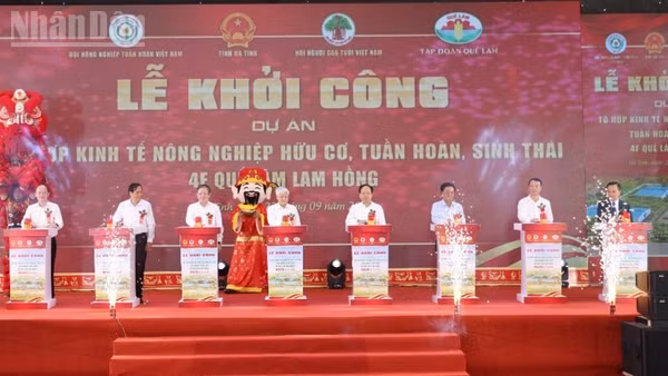 Các đại biểu ấn nút khởi công Dự án Tổ hợp kinh tế nông nghiệp hữu cơ, tuần hoàn, sinh thái 4F Quế Lâm Lam Hồng. (Ảnh: NT)
